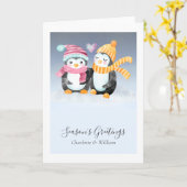 Schattig pinguïnpaar met mutsen zit in de sneeuw kaart (Gele Bloem)