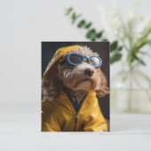 Schattig Poodle Mix Dog in een gele regenjas Briefkaart (Staand voorkant)