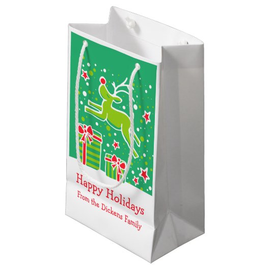 Schattig rendier dat over kerstcadeautas springt klein cadeauzakje (Voorkant Gekanteld)