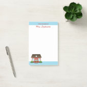 Schattig rood schoolgebouw met eigen naam post-it® notes (Kantoor)