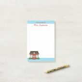 Schattig rood schoolgebouw met eigen naam post-it® notes (Op bureau)