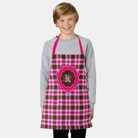 Schattig Roze & Bruin Plaid Monogram Scalloped Lij Schort (Gedragen)