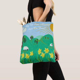 schattig schaap met bomen heuvels blauw hemel tote bag