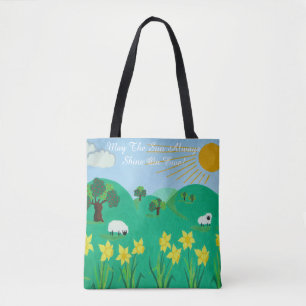 schattig schaap met bomen heuvels blauw hemel tote bag