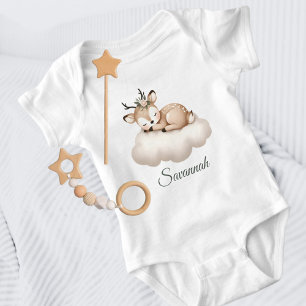 Schattig slapend babyhert op de wolk meisjesachtig romper