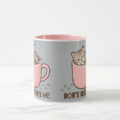 Schattig slapend kitten in theekop mok (Midden)