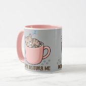 Schattig slapend kitten in theekop mok (Voorkant links)