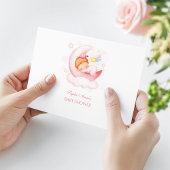 Schattig slaperig meisje over de maan gouden luier informatiekaartje