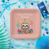 Schattig Sloth Happy Birthday gepersonaliseerd roz Papieren Bordje (Feest)