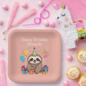 Schattig Sloth Happy Birthday gepersonaliseerd roz Papieren Bordje (Feest)