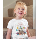 Schattig Sloth Happy Birthday gepersonaliseerd roz T-shirt<br><div class="desc">Introductie van ons Schattige Sloth BirthdayShirt - Charm en Whimsy toevoegen aan uw speciale dag! Maak je verjaardagsvieringen extra speciaal met ons Pink Birthday shirt met een schattige luiaard met een feestje pet en openende cadeaus. Dit charmante T-shirt is de perfecte manier om een vleugje grillen en persoonlijkheid toe te...</div>