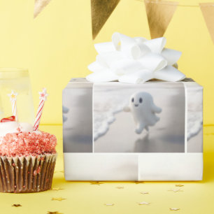 Schattig spook dat over een strand loopt cadeaupapier