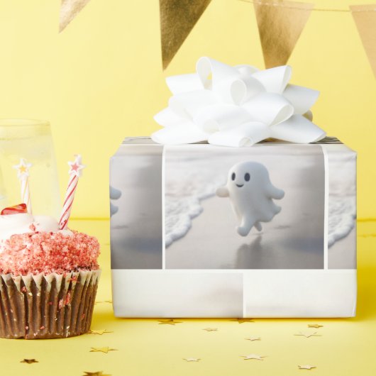 Schattig spook dat over een strand loopt cadeaupapier (Verjaardagsfeest)