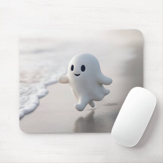 Schattig spook dat over een strand loopt muismat (Met muis)