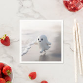 Schattig spook dat over een strand loopt servet (Insitu)