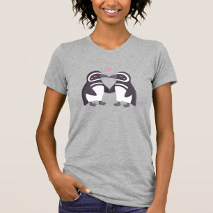 Schattig Stel Pinguïns Zoenen met de Handjes in El T-shirt