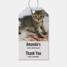 Schattig Tabby Kitten kijken verrast op verjaardag Cadeaulabel