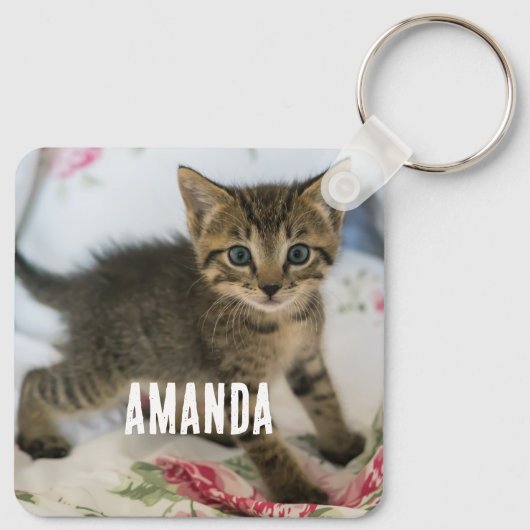 Schattig Tabby kitten kijken verrast Sleutelhanger (Achterkant)