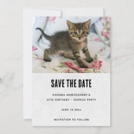 Schattig Tabby kitten kijken verrast verjaardag Save The Date