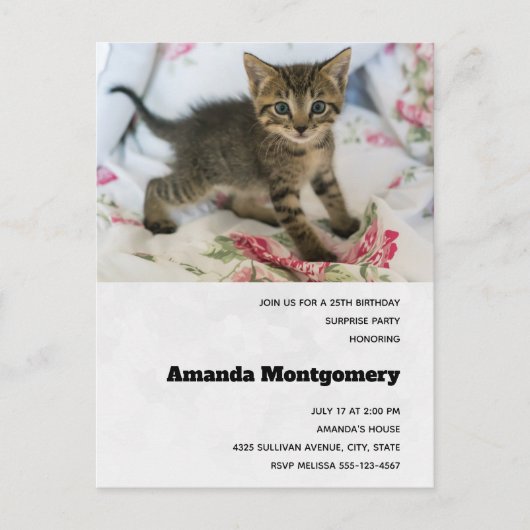 Schattig Tabby kitten kijken verrast verjaardag Uitnodiging Briefkaart (Voorkant)