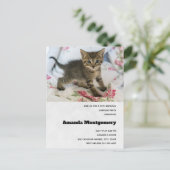 Schattig Tabby kitten kijken verrast verjaardag Uitnodiging Briefkaart (Staand voorkant)