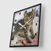 Schattig Tabby kitten kijken verrast Vierkante Klok (Hoek)
