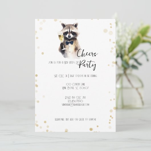 Schattig wasbeer met champagne proost Nieuwjaar Feestdagenkaart (Staand voorkant)