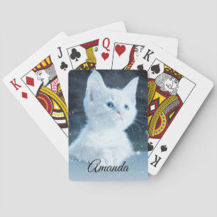 Schattig wit kitten met blauwe ogen op pokerkaarten