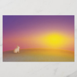 Schattig wit konijn op grasheuvel bij zonsopgang