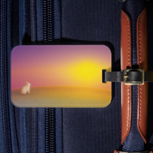 Schattig wit konijn op grasheuvel bij zonsopgang bagagelabel (Voorkant Insitu 4)