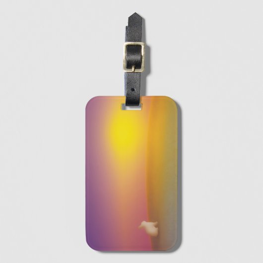 Schattig wit konijn op grasheuvel bij zonsopgang bagagelabel (Voorkant (verticaal))