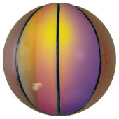 Schattig wit konijn op grasheuvel bij zonsopgang basketbal (Verticaal)