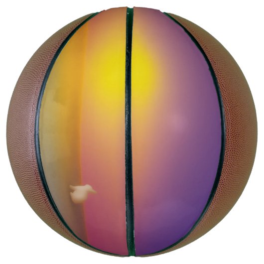 Schattig wit konijn op grasheuvel bij zonsopgang basketbal (Verticaal)