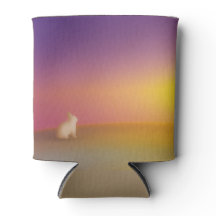 Schattig wit konijn op grasheuvel bij zonsopgang