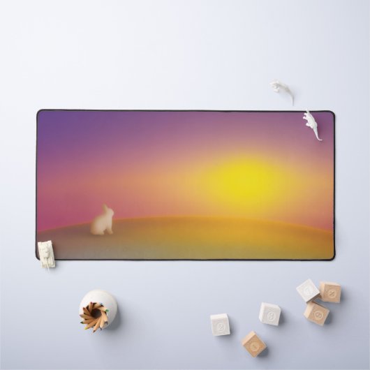 Schattig wit konijn op grasheuvel bij zonsopgang bureaumat (Kindertafel)