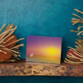 Schattig wit konijn op grasheuvel bij zonsopgang fotoplaat (Zijkant)