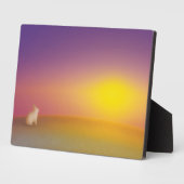 Schattig wit konijn op grasheuvel bij zonsopgang fotoplaat (Zijkant)