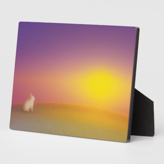 Schattig wit konijn op grasheuvel bij zonsopgang fotoplaat (Zijkant)