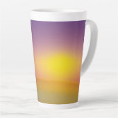 Schattig wit konijn op grasheuvel bij zonsopgang latte mok (Rechterhoek)