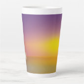 Schattig wit konijn op grasheuvel bij zonsopgang latte mok (Voorkant)