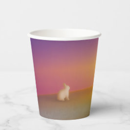 Schattig wit konijn op grasheuvel bij zonsopgang papieren bekers