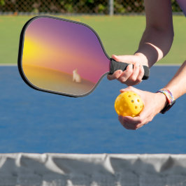 Schattig wit konijn op grasheuvel bij zonsopgang pickleball paddle
