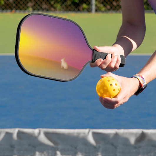 Schattig wit konijn op grasheuvel bij zonsopgang pickleball paddle (Insitu)