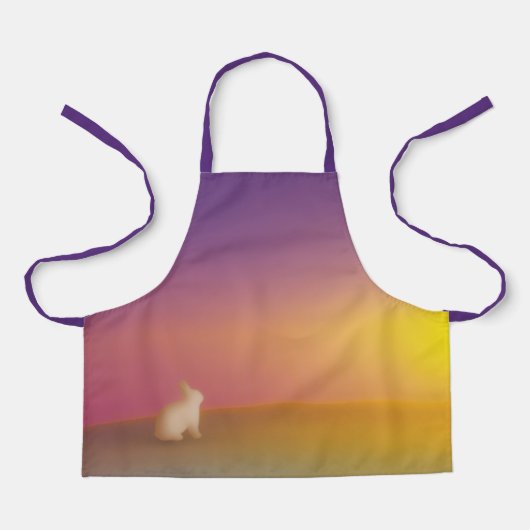 Schattig wit konijn op grasheuvel bij zonsopgang schort (Voorkant)