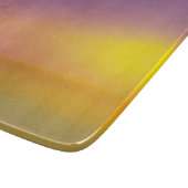 Schattig wit konijn op grasheuvel bij zonsopgang snijplank (Hoek)