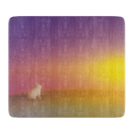 Schattig wit konijn op grasheuvel bij zonsopgang snijplank