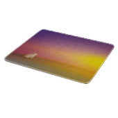 Schattig wit konijn op grasheuvel bij zonsopgang snijplank (Hoek)