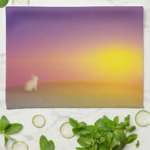 Schattig wit konijn op grasheuvel bij zonsopgang theedoek