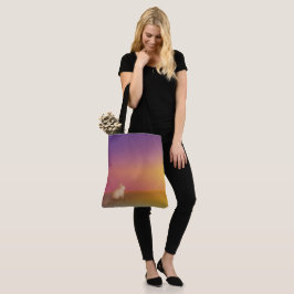 Schattig wit konijn op grasheuvel bij zonsopgang tote bag
