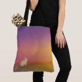 Schattig wit konijn op grasheuvel bij zonsopgang tote bag (Dichtbij)